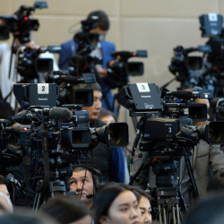 Ооганстанда 231 ЖМК жабылып, 6400 журналист ишсиз калды