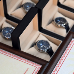 Президент 2 манасчыга сыйлык тапшырды