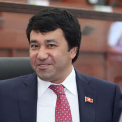 Өзбекстанга элчиликке аттанган Фархат Иминовдун артынан жаңжал чыкканда