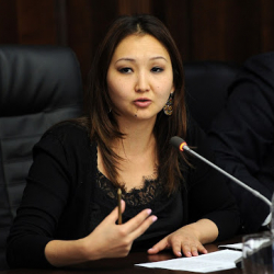 Сапардын бийлигин эңсеген, моралдык жагы “өлгөн” Торалиева сөйкөнүп турганда