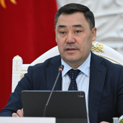 Президент министрлерге электрондук документ алмашуу тартибине өтүүгө 15 күн убакыт берди