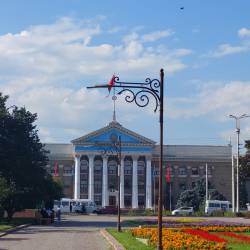 Бишкекте аймак башчылары митингге чыкты