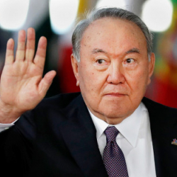 Нурсултан Назарбаев жана кыздары үй-бүлөлөрү менен өлкөдөн чыгып кеткен