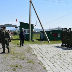 Каркырадан казак чек арачылары кыргыз жаранын кармап кетти