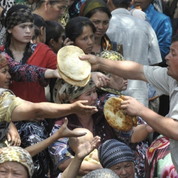 Азык-түлүк тартыштыгына нааразы болгондор кысымга кабылууда