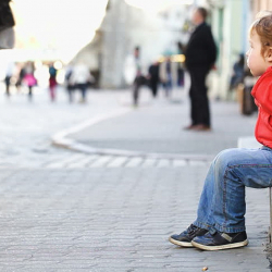 Мас болуп жаткан апасын таппай калган бала көчөдө тоңуп калган