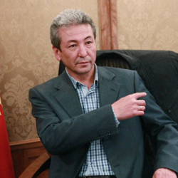 Адыраңдаган фанаттары түңүлдүбү? Адахан унчукпай калганда