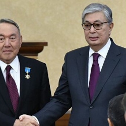 Назарбаев менен Токаевдин ортосунда бийлик үчүн айыгышкан күрөш уланууда