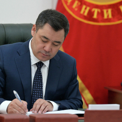 Садыр Жапаров 2 253 адамга жарандык берди