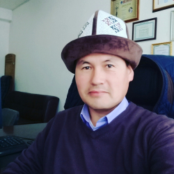 ВИДЕО - Күнболот Момоконов: «2 тонна алтын алса - эки жыл айтып бүтпөйбүз, 2 адам набыт болсо - муну «кырсык деп» камырабайбыз»