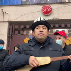 Төкмө акындар нааразылыгын милициянын алдында ыр менен билдирүүдө