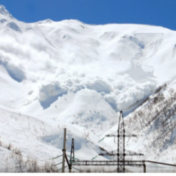 ВИДЕО - Чаткалдагы эки кишини көчкү басып калган каргаша