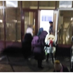 Кыргыз-тажик чек арасында абал чыңалган бойдон, чыр-чатак чыккан аймактан тургундар коопсуз жайга чыгарылууда