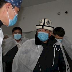 Баткен облусунун башчысы чек арадагы окуядан жараат алган 13 жарандан кабар алды