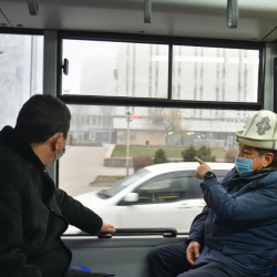 Акылбек Жапаров сыноо үчүн жиберилген беларус автобусун көрдү