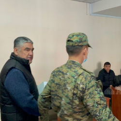 Курсан Асановдун баш коргоо чарасы өзгөрүп, бирок камакта калтырылды