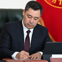 Жарандык жана муниципалдык кызматтардын кадрлар резервин түзүү жөнүндөгү жарлыкка кол коюлду