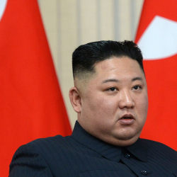 ВИДЕО - Ким Чен Ындын жубайы көптөн бери эл алдына биринчи ирет чыкты