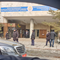 Садыр Жапаров менен министр Бейшеналиев балдар ооруканасына барды