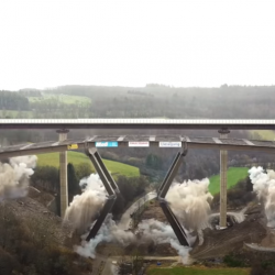 ВИДЕО - Германияда 70 метрлик көпүрө жардырылды