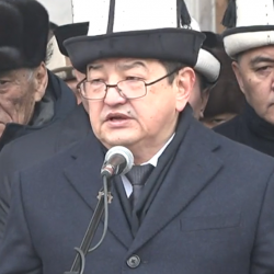 ВИДЕО - Акылбек Жапаров: «Ур-токмокко алынып, ден соолугунан айрылып, эс-учун жоготуп баратса да эч кимди саткан эмес»