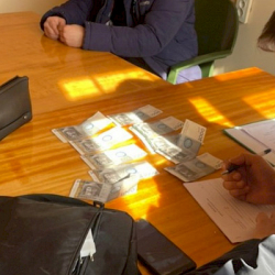 УКМК: Кызмат адамына пара берген Тажикстандын жараны кармалды