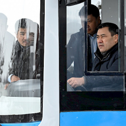 СҮРӨТ - Садыр Жапаров алгачкы ата мекендик автобусту өзү сынап көрдү