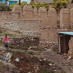 Кыргызстанда кембагал 100 үй-бүлөгө 100 миң сомдон бөлүнөт. Шарттары