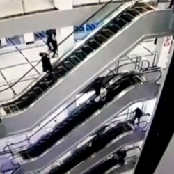 ВИДЕО - Улгайган киши колундагы небереси менен 5-кабаттан кулап кетти