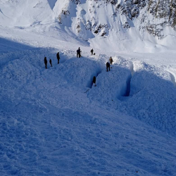 Көчкү алдында калган төрт кишини 53 куткаруучу издөөдө