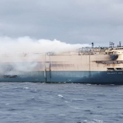 Атлантика океанында 4000дей унаа жүктөлгөн кеме өрттөндү