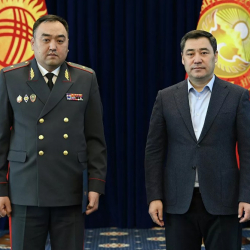 СҮРӨТ - Садыр Жапаров ИИМ жетекчиси баш болгон 7 жетекчиге генерал наамын тапшырды