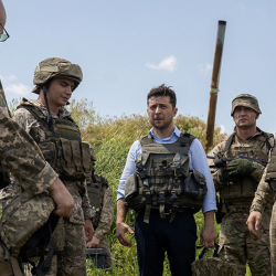 Зеленский жөнөкөй жарандарга курал таратуууга уруксат берди