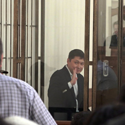 Бийликтен чындыкты талап кылган Сапар Исаков түрмөдөгүлөргө 17 миң сом карызбы?