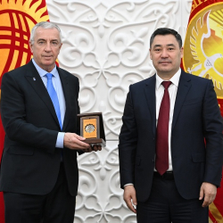 Садыр Жапаров Эл аралык хоккей федерациясынын президенти Люк Тардиф менен жолугушту