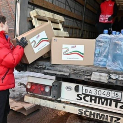 Орус аскерлери Украинанын тургундарына жардам берүүдө