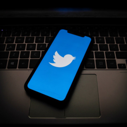 Орусия Twitter социалдык түйүнүнө чектөө киргизди