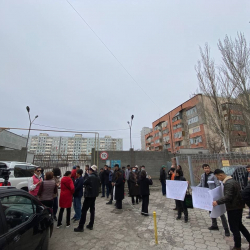 «Next TVнын» иши боюнча соттун алдында нааразычылык акция өтүүдө