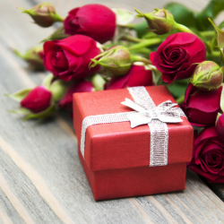 Мырзаларга күмүш сырга: Айымдарга кандай белектер жагат?