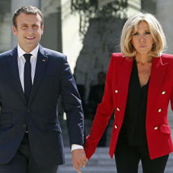Телефондо көп сүйлөгөн Макрондун жубайы Брижит Макрон - мугалим