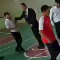 Жети-Өгүздө мектептин директору окуучуну чаап жиберген