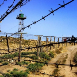 Кыргызстан менен Тажикстан күчтөрүн туруктуу жерине кайтарууну макулдашты