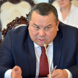 Балбак Түлөбаев кыргызстандыктарга шекер менен ундун баасы тууралуу кайрылуу жасады