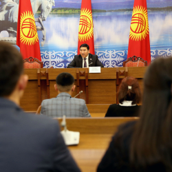 Сүйүнбек Өмүрзаков Ички иштер министрлигинин Академиясынын студенттери менен жолугушту