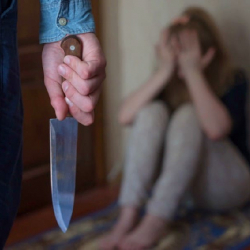 Аялын бычак менен коркутуп сабаган чет элдик изделүүдө