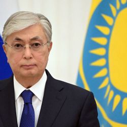 Казактарды Украинадан эвакуациялаган дипломаттарга Токаев сыйлык тапшырды