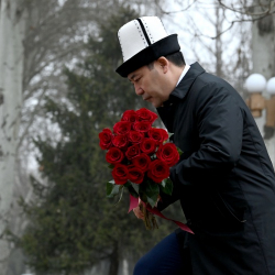 Садыр Жапаров Аксы окуясында курман болгондорду эскерди