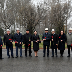 Жогорку Кеңештин депутаттары Аксы окуясынын курмандыктарын эскеришти