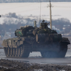 Орус аскерлери менен украин күчтөрүнүн атышып жаткан видеосу