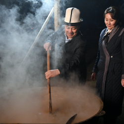 Президент Садыр Жапаров Баткенде сүмөлөк даярдоого катышты